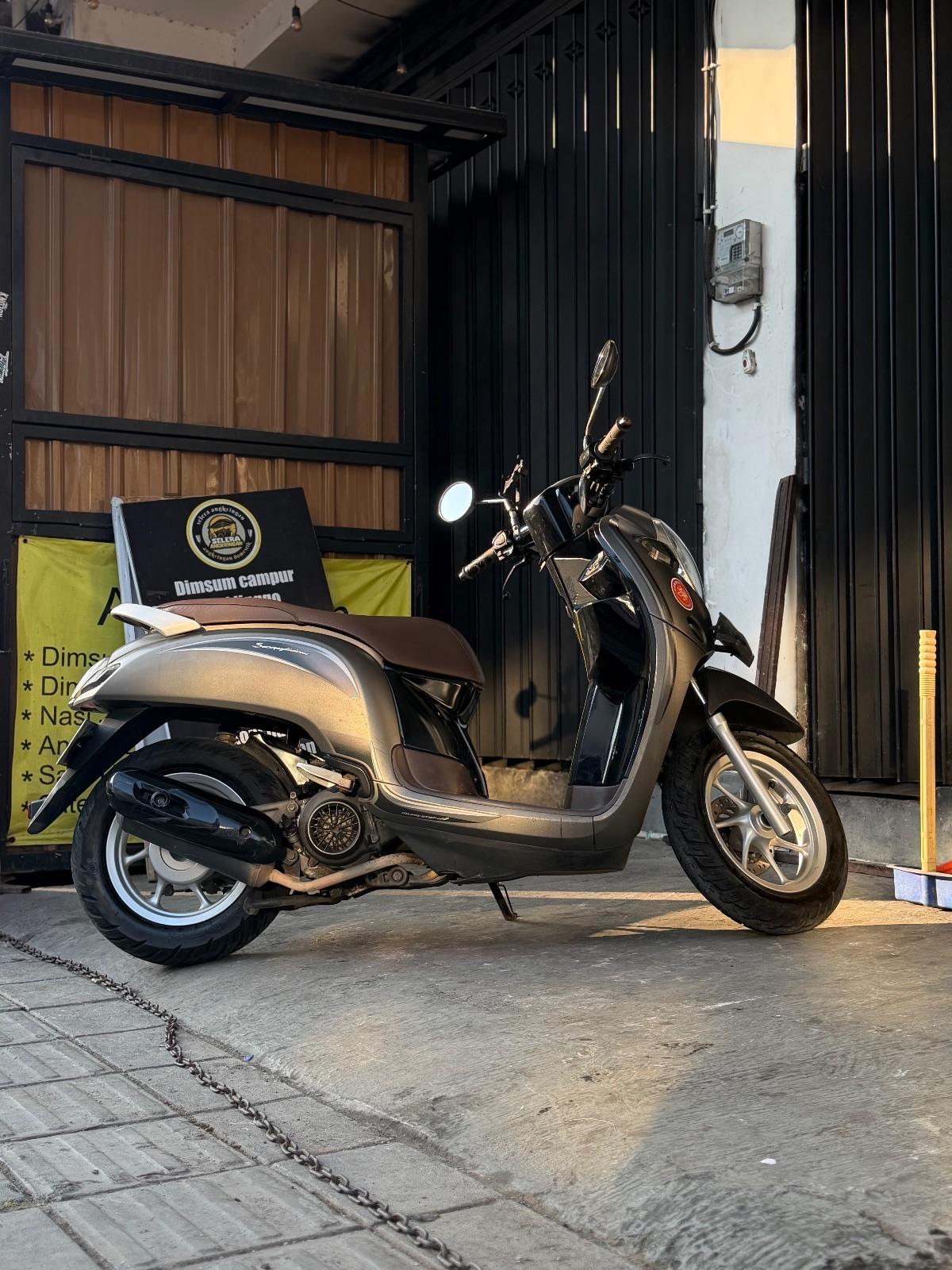 Honda Scoopy 2023 at Marrlin Scooter Rental